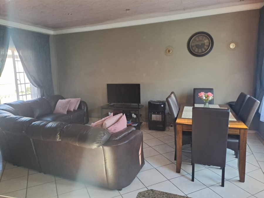 2 Bedroom Property for Sale in Oos Einde North West